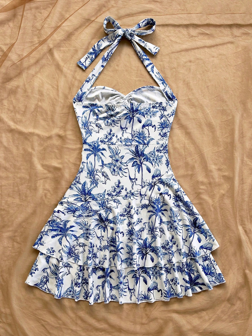Vestido Mini Halter Azul Y Blanco Estampado Tropical con vista completa frontal.
