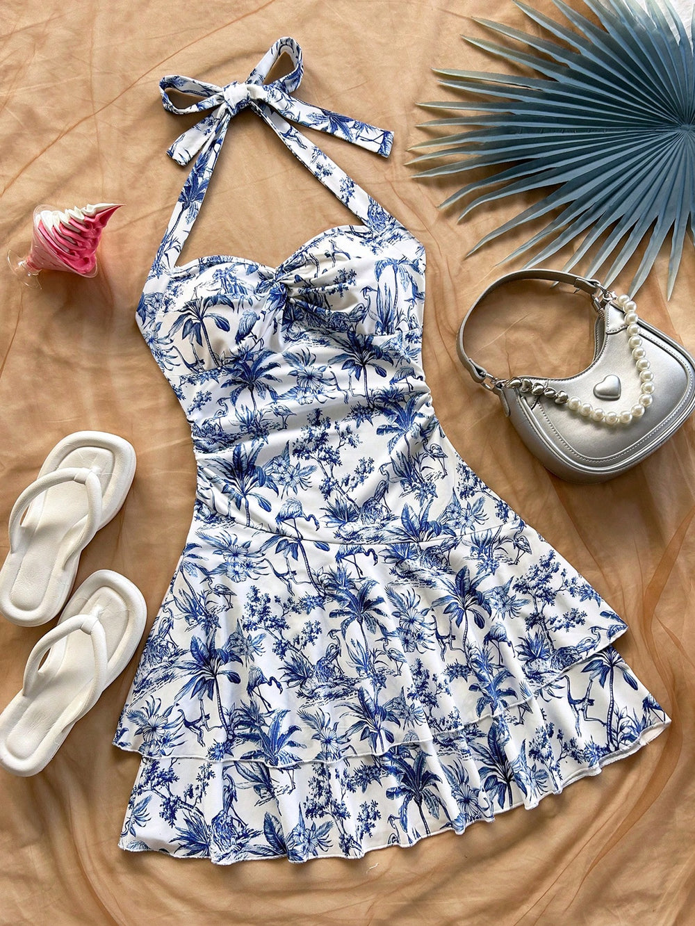 Vestido Mini Halter Azul Y Blanco Estampado Tropical con vista completa frontal.
