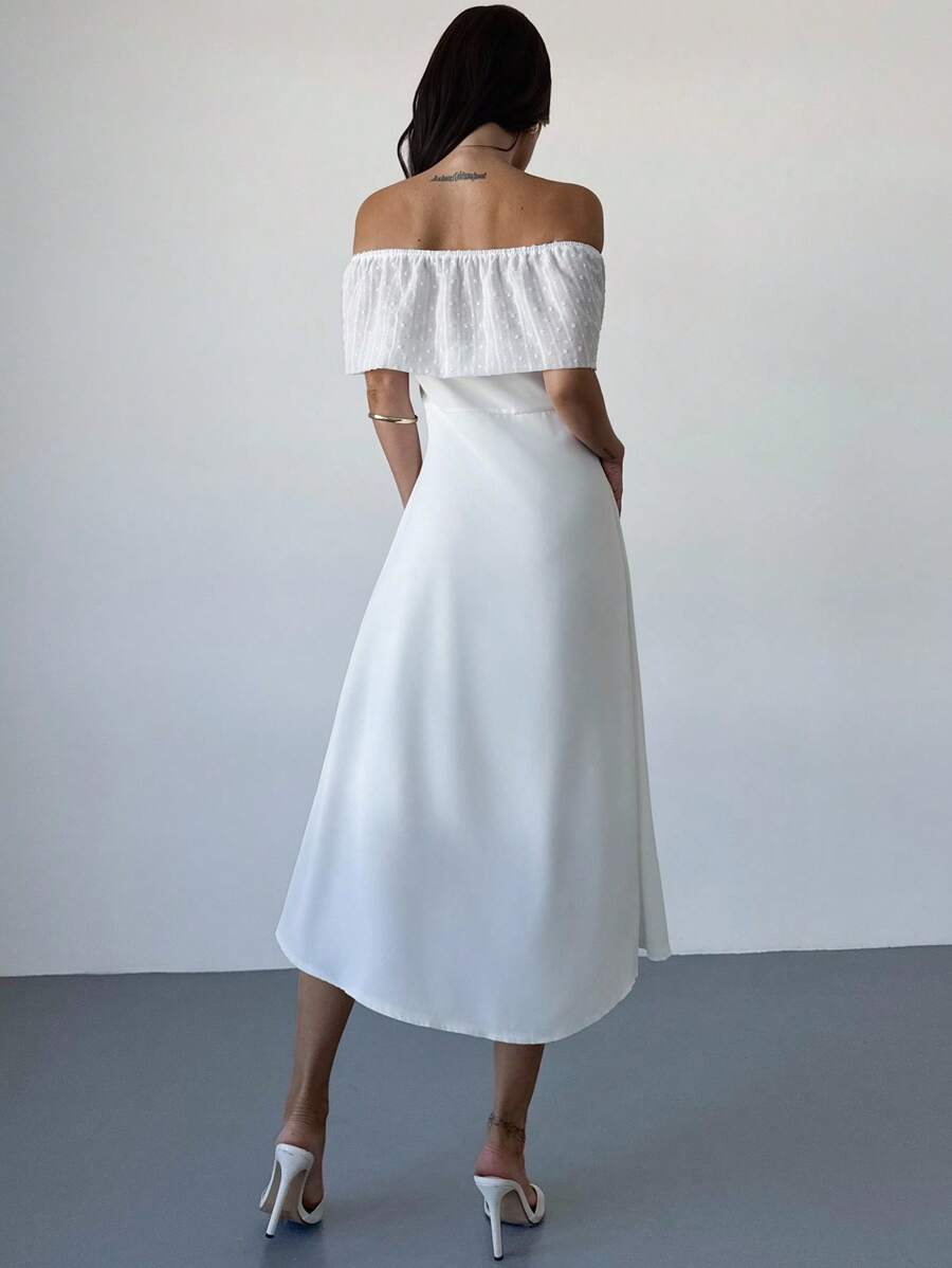 Vestido elegante blanco con escote palabra de honor visto de frente.