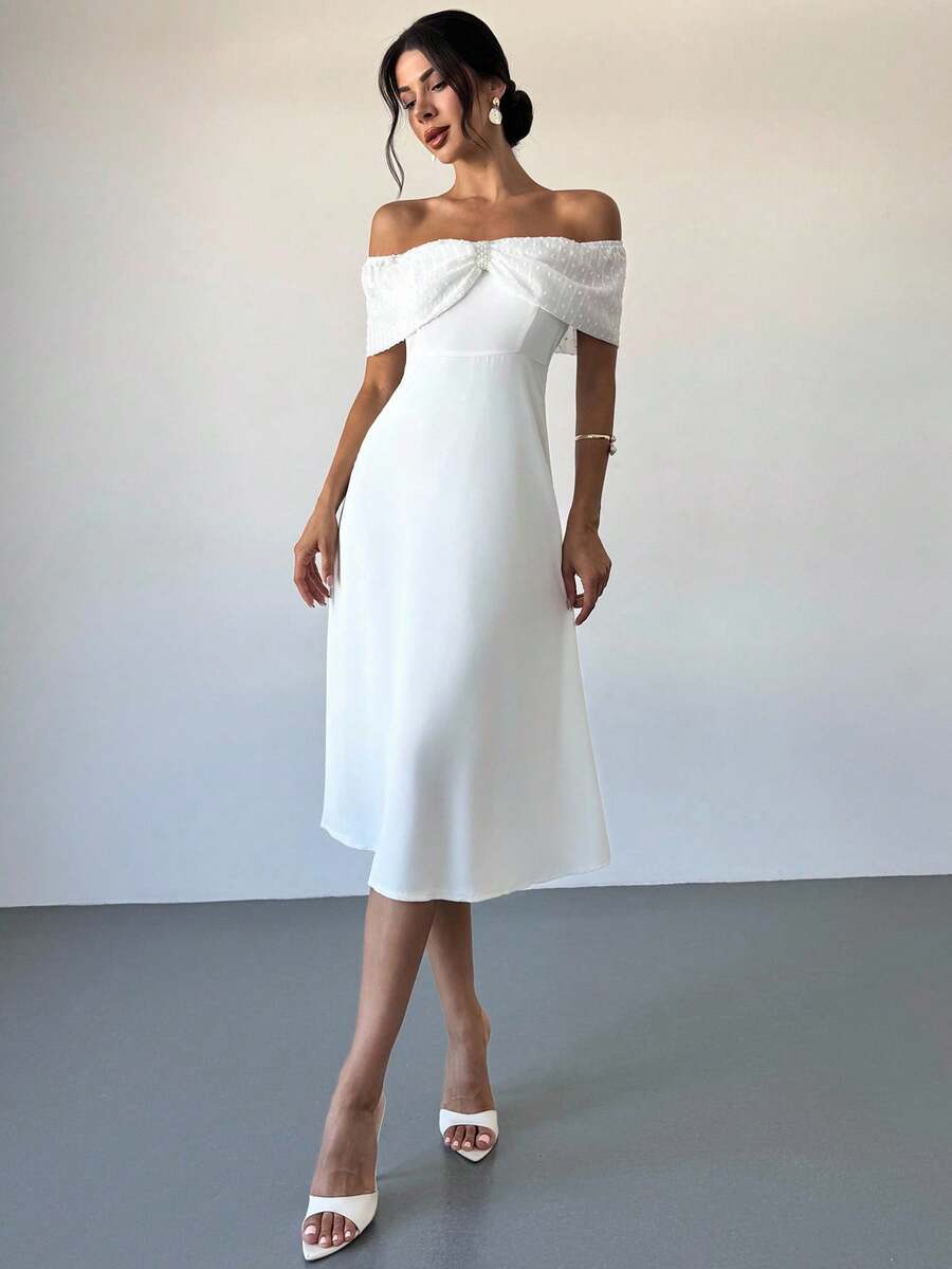 Vestido elegante blanco con escote palabra de honor visto de frente.