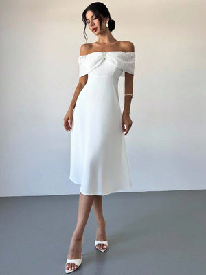 Vestido elegante blanco con escote palabra de honor visto de frente.