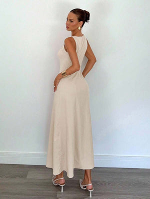 Detalle del busto y cuello redondo del vestido midi beige con botones frontales.
