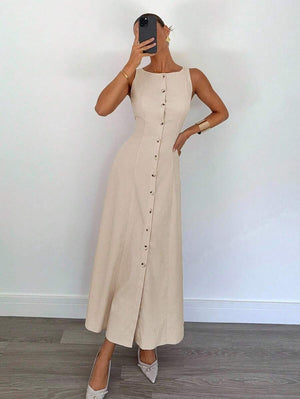 Outfit completo con vestido midi beige, zapatos de tacón claros y accesorios dorados.