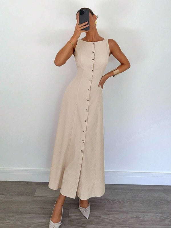 Outfit completo con vestido midi beige, zapatos de tacón claros y accesorios dorados.