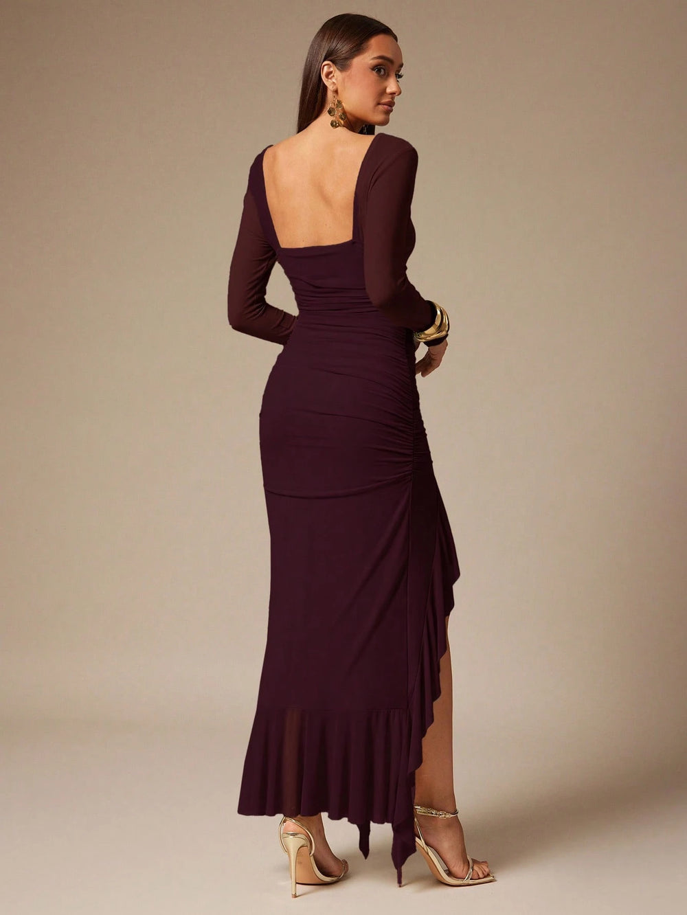 Vestido Maxi Ajustado Granate Asimétrico con volantes vista frontal
