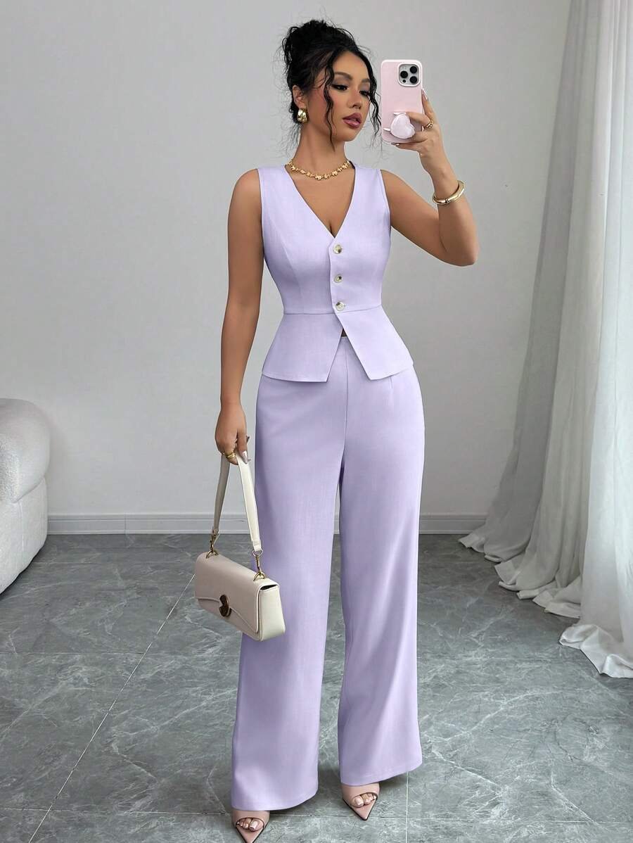 Vista frontal del conjunto púrpura malva con chaleco y pantalón recto.