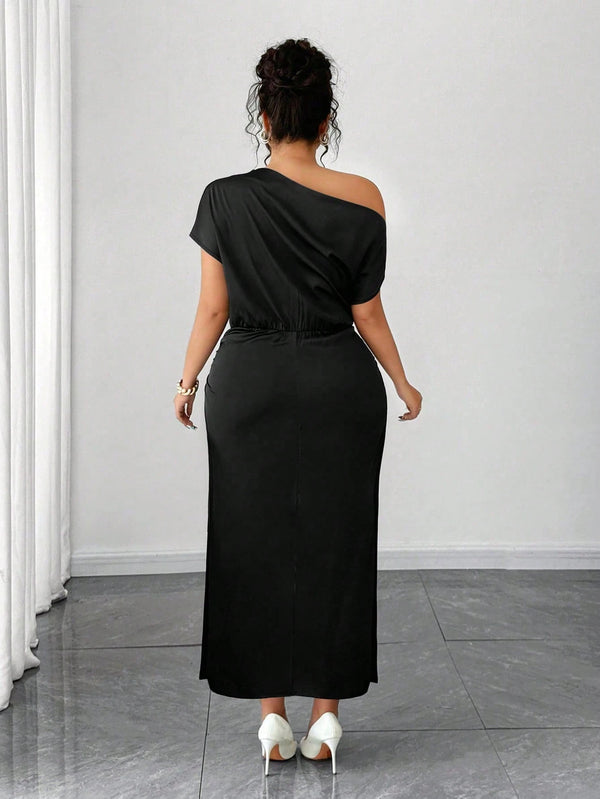 Vestido elegante negro asimétrico midi vista trasera.