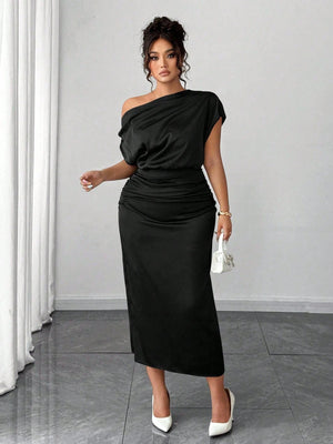 Vestido elegante negro asimétrico midi completo.