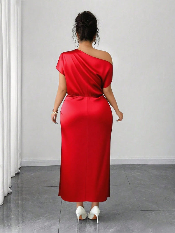 Vestido rojo asimétrico midi elegante visto desde atrás