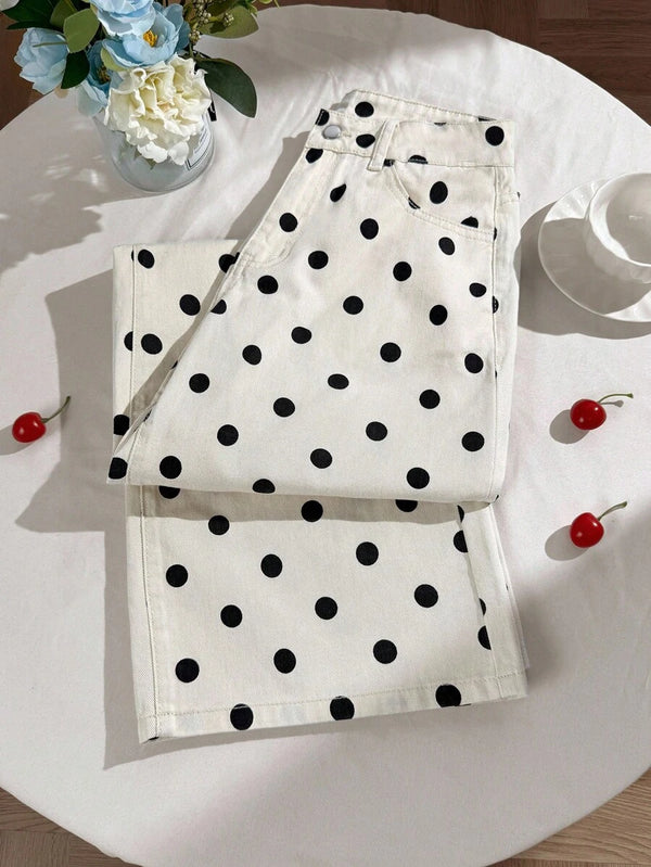 Detalle del tejido de algodón de los pantalones blancos con lunares, con un sello de 'Cotton'.