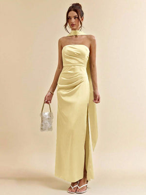 Vista lateral de la falda de un vestido satinado amarillo mostrando la abertura y el tejido.