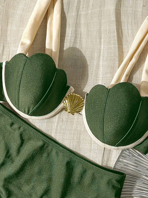 Parte inferior de bikini verde oliva de talle alto con costuras definidas.