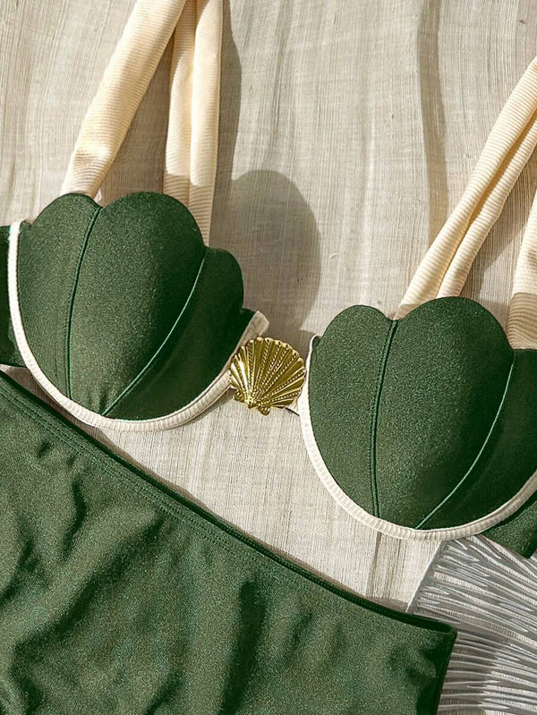 Parte inferior de bikini verde oliva de talle alto con costuras definidas.