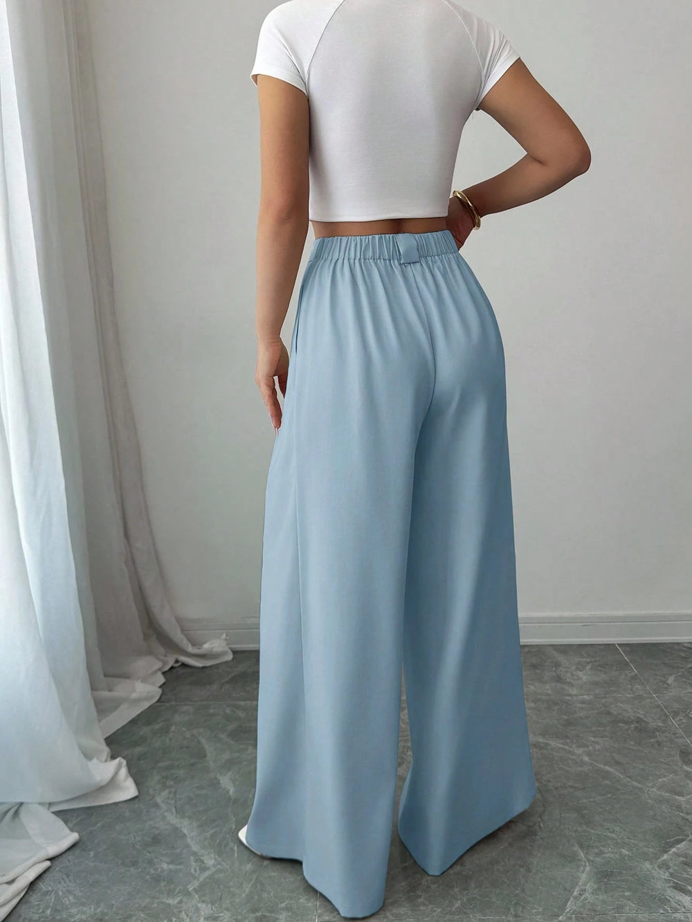 Mujer con pantalón azul casual de pierna ancha frontal