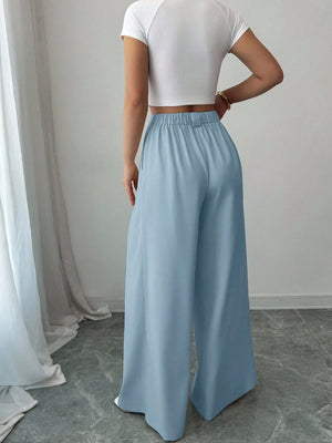 Vista trasera de pantalón azul casual de pierna ancha