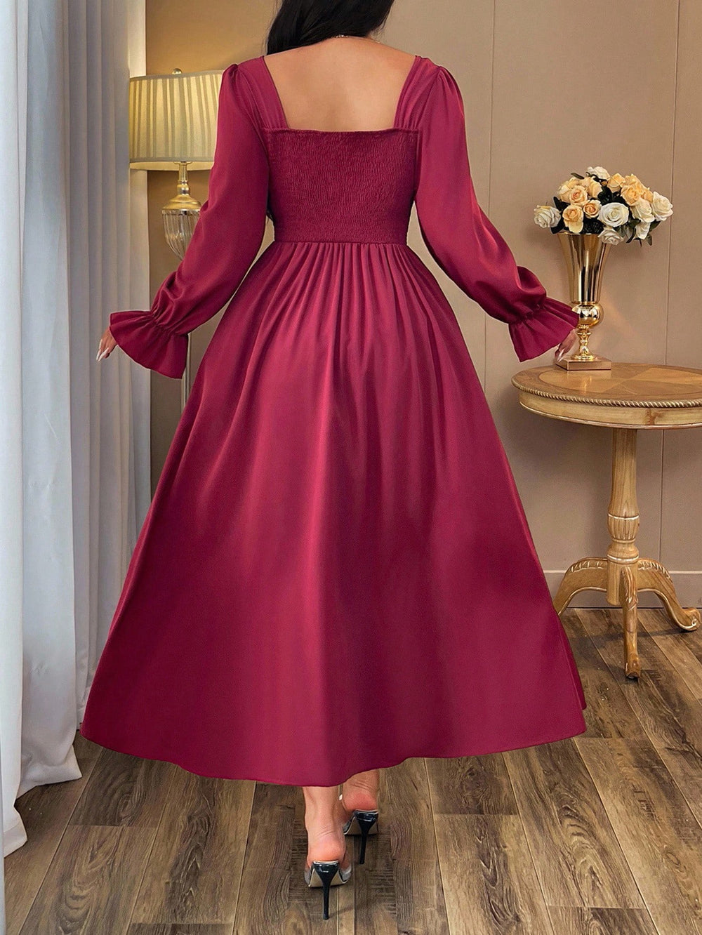 Vestido rojo elegante midi con escote corazón de frente