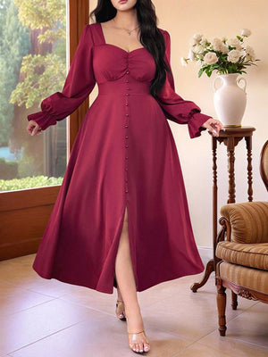 Vestido rojo elegante midi con escote corazón mostrando abertura frontal