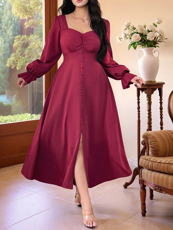 Vestido rojo elegante midi con escote corazón mostrando abertura frontal