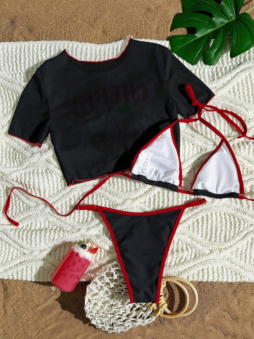 Bikini halter con camiseta Cherry 3 piezas multicolor con ribete rojo en contraste