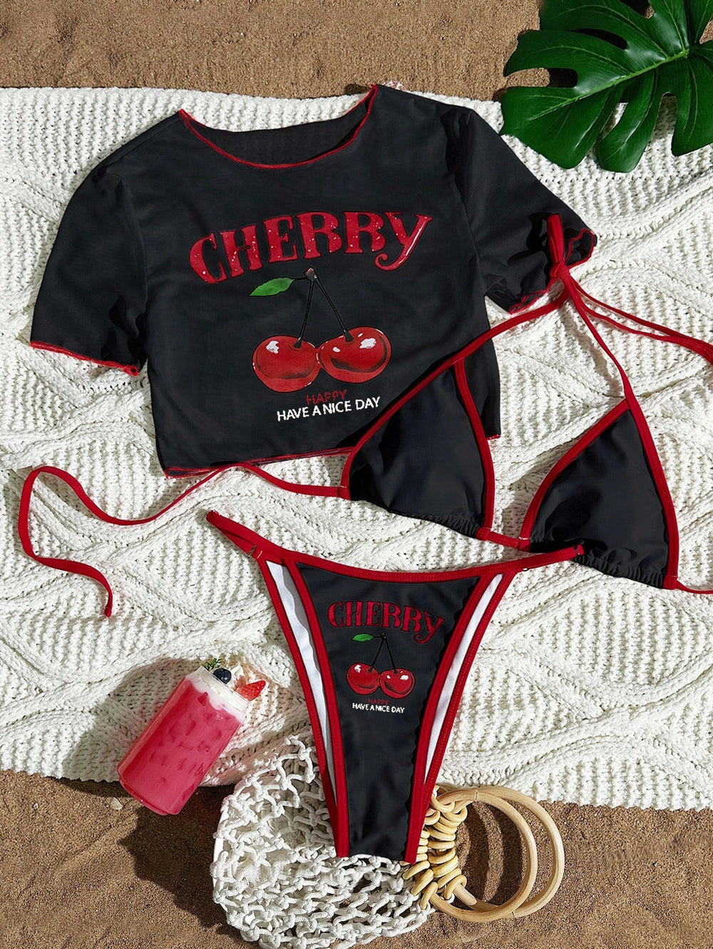 Bikini halter con camiseta Cherry 3 piezas multicolor con ribete rojo en contraste