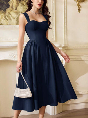 Vista frontal de un vestido midi elegante color azul marino con escote corazón y tirantes anchos.