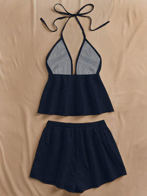 Detalle del top halter azul marino con escote pronunciado y lazo ajustable al cuello.