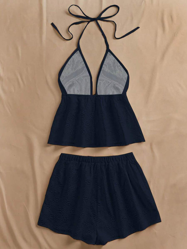 Detalle del top halter azul marino con escote pronunciado y lazo ajustable al cuello.