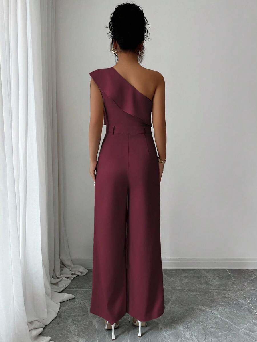Jumpsuit elegante color vino de un solo hombro con pantalón de pierna ancha.