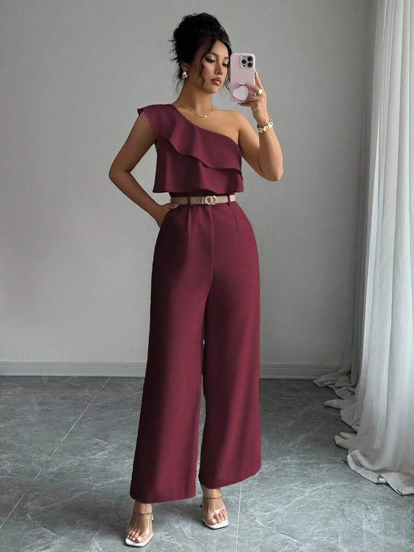 Detalle del pantalón de pierna ancha y bolsillos laterales del jumpsuit.