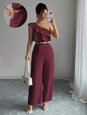 Jumpsuit elegante color vino de un solo hombro con pantalón de pierna ancha.
