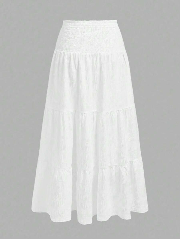 Falda larga blanca con capas y talle alto, vista trasera.