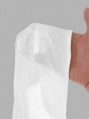 Detalle de la tela y textura de la falda larga blanca.
