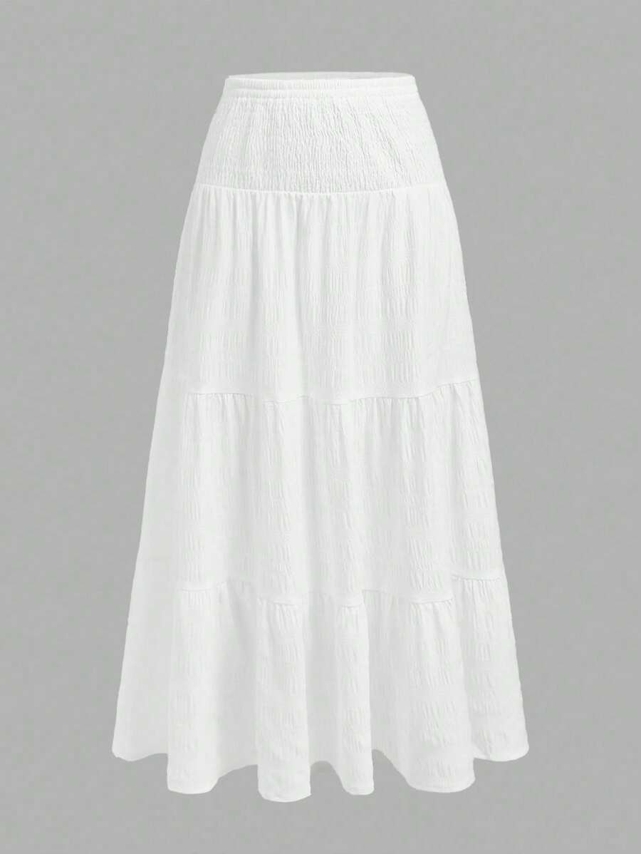 Falda larga blanca con capas y talle alto, vista frontal.