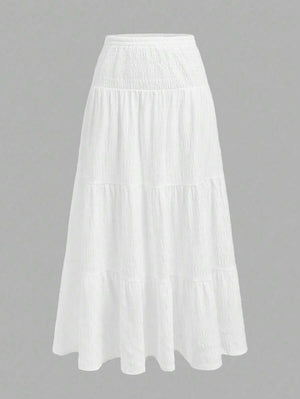 Falda larga blanca con capas y talle alto, vista frontal.