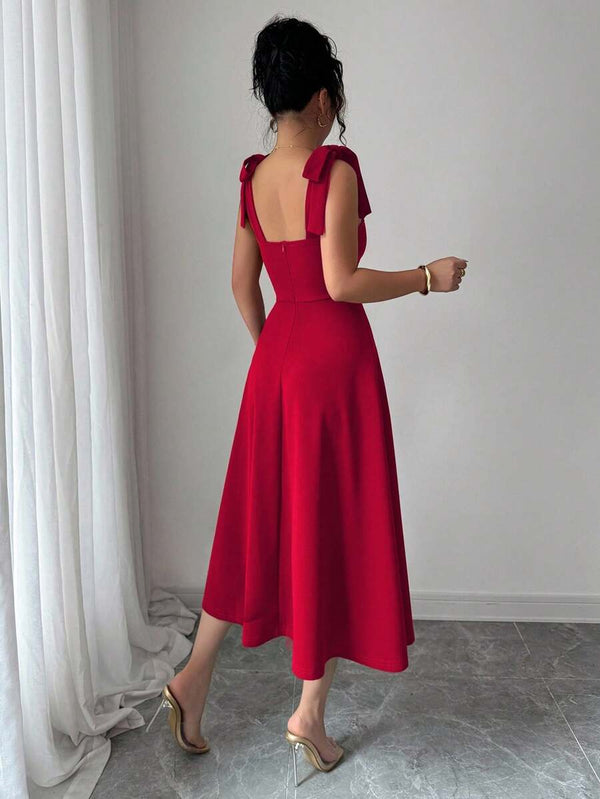 Vestido rojo elegante con corte campana vista trasera