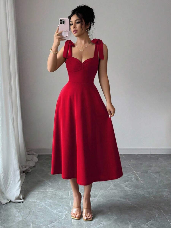 Vestido elegante rojo con escote y tirantes anudados vista completa