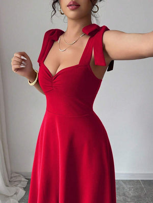 Vestido rojo elegante con detalle de escote y nudo en tirantes
