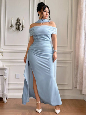 Modelo de espalda mostrando la cinta larga y fluida del vestido celeste de gala.