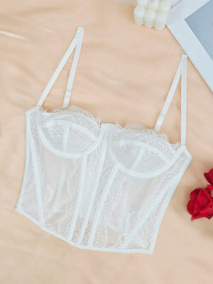 Detalle del escote corazón y las copas de encaje del bustier blanco.