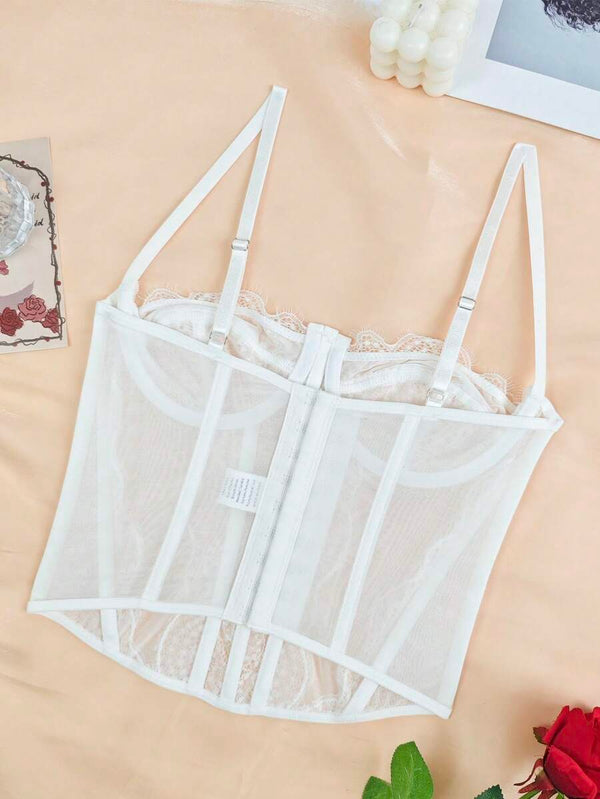 Primer plano de la estructura con varillas y paneles de encaje del corset top.