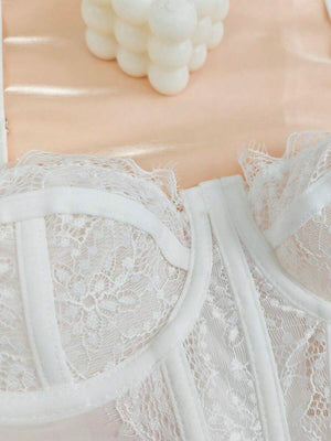 Vista de la espalda del top estilo corset blanco.