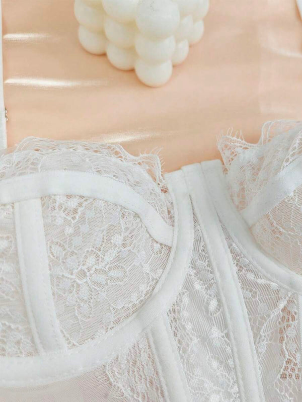 Vista de la espalda del top estilo corset blanco.