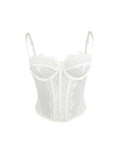 Vista frontal de top corset de encaje blanco con tirantes ajustables.
