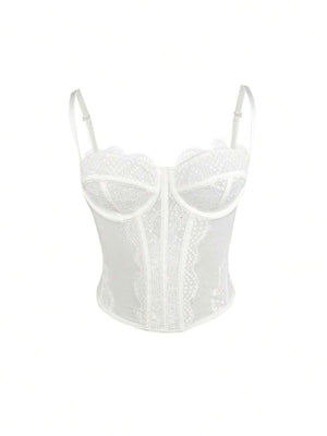 Vista frontal de top corset de encaje blanco con tirantes ajustables.