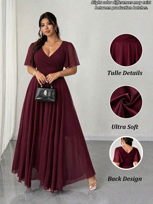 Vista completa de una mujer luciendo un vestido largo elegante color burdeos con mangas de mariposa y escote en V.