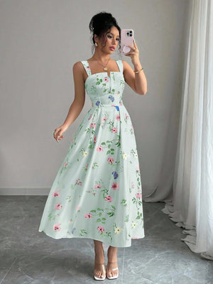 Vestido verde midi con tirantes y estampado floral vista frontal.