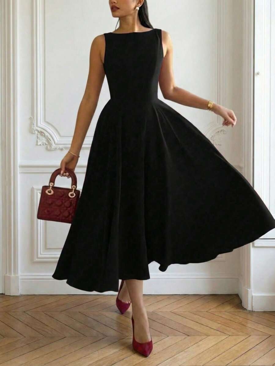 Vista completa de una mujer usando un vestido midi negro elegante sin mangas con falda amplia.
