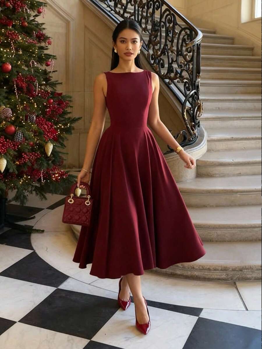 Vista completa de mujer vistiendo un elegante vestido midi color vino sin mangas con falda acampanada.