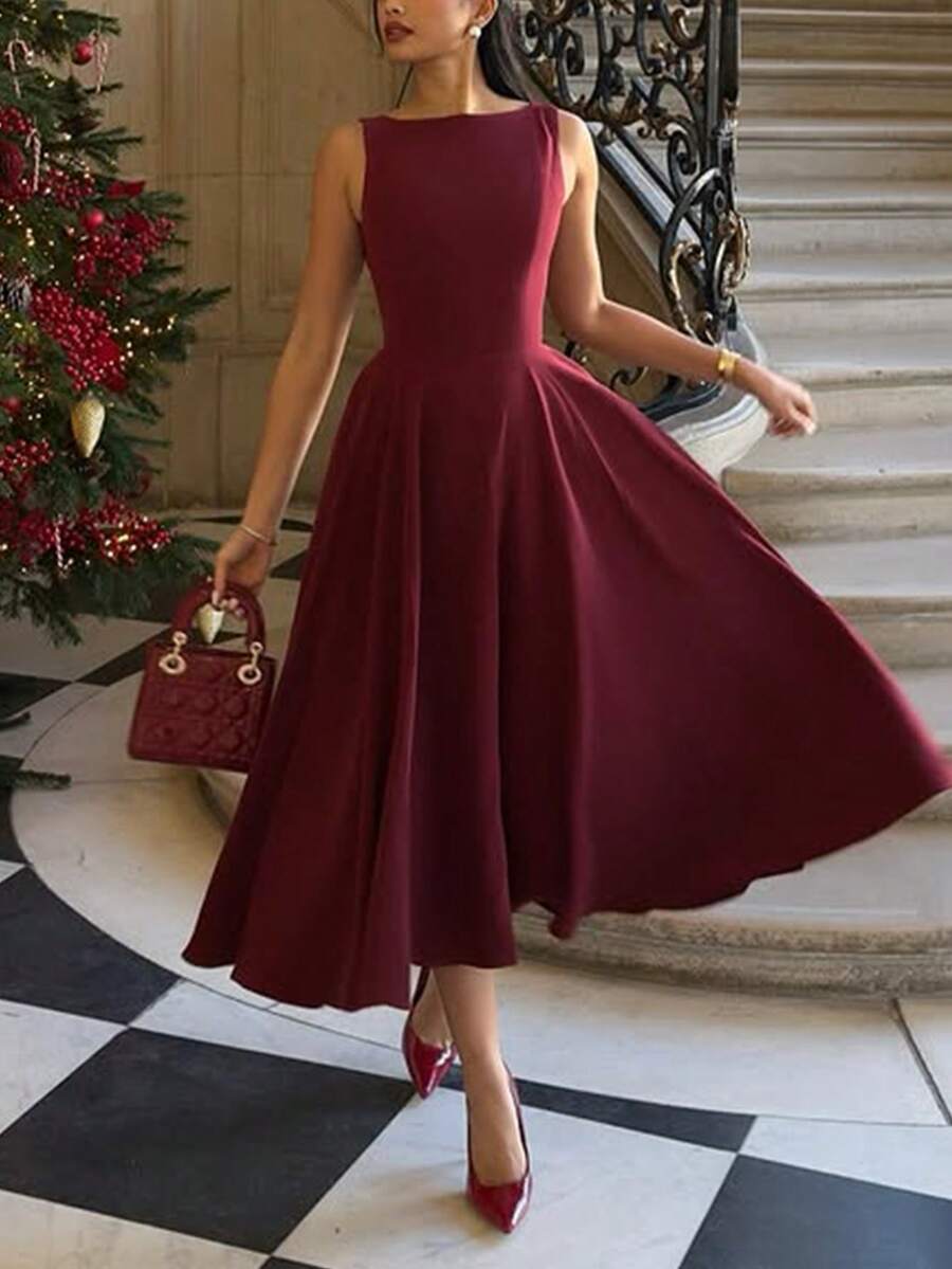 Vista completa de mujer vistiendo un elegante vestido midi color vino sin mangas con falda acampanada.
