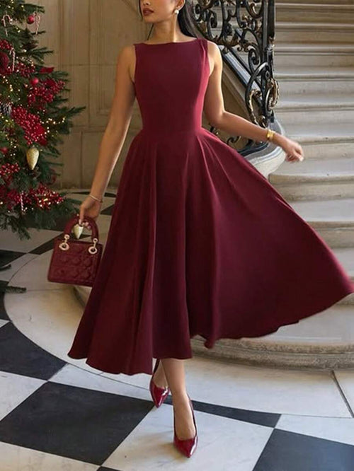 Vista completa de mujer vistiendo un elegante vestido midi color vino sin mangas con falda acampanada.